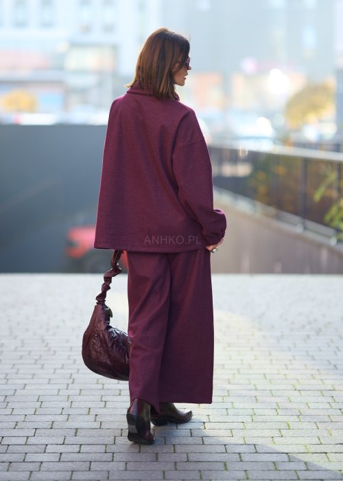 Burgundowe, dresowe spodnie z prostą nogawką, czarnym troczkiem w pasie i kieszeniami