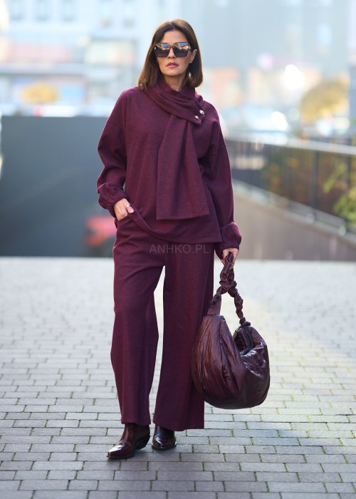 Burgundowe, dresowe spodnie z prostą nogawką, czarnym troczkiem w pasie i kieszeniami