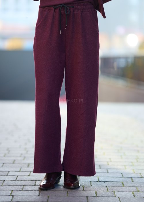 Burgundowe, dresowe spodnie z prostą nogawką, czarnym troczkiem w pasie i kieszeniami