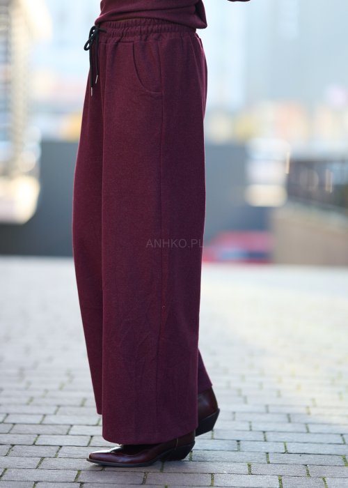 Burgundowe, dresowe spodnie z prostą nogawką, czarnym troczkiem w pasie i kieszeniami
