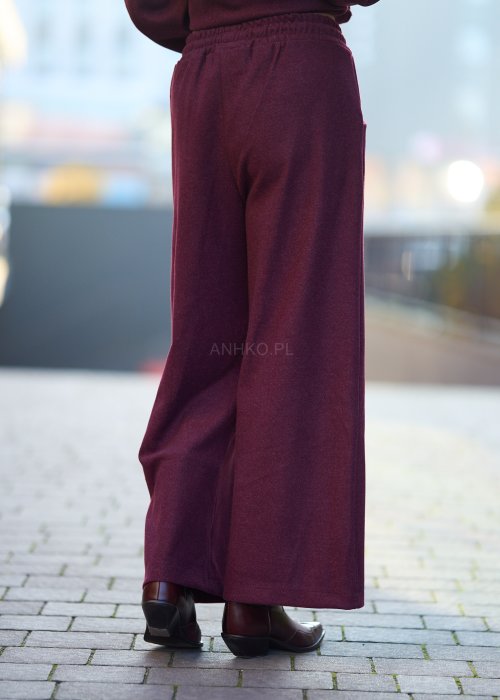 Burgundowe, dresowe spodnie z prostą nogawką, czarnym troczkiem w pasie i kieszeniami