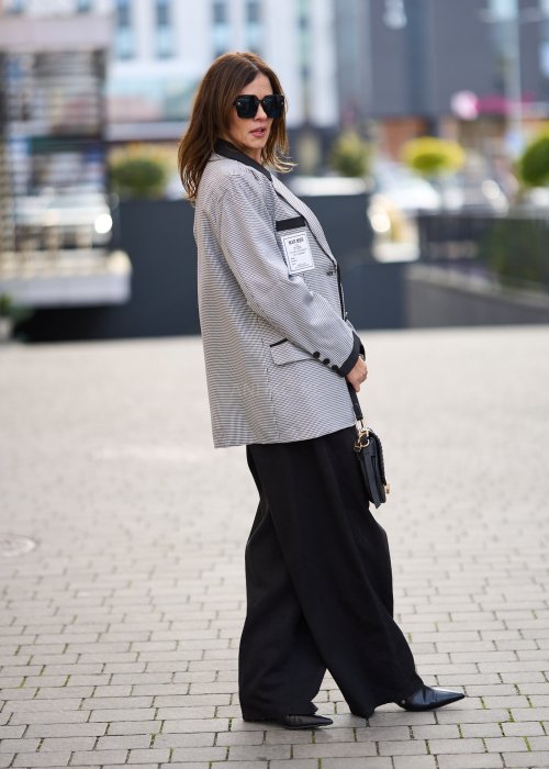 Damska marynarka oversize w drobną czarno-białą kratkę z kontrastowym czarnym kołnierzem i guzikami