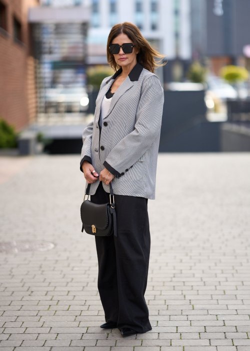 Damska marynarka oversize w drobną czarno-białą kratkę z kontrastowym czarnym kołnierzem i guzikami