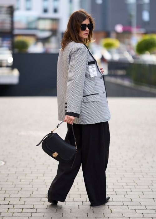 Damska marynarka oversize w drobną czarno-białą kratkę z kontrastowym czarnym kołnierzem i guzikami