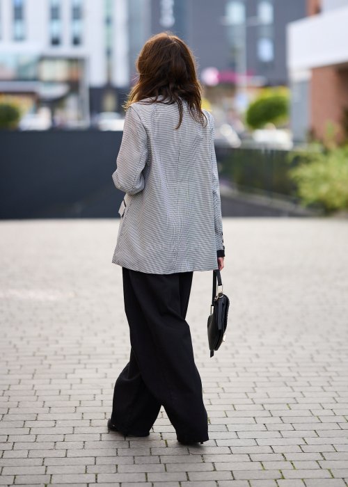 Damska marynarka oversize w drobną czarno-białą kratkę z kontrastowym czarnym kołnierzem i guzikami