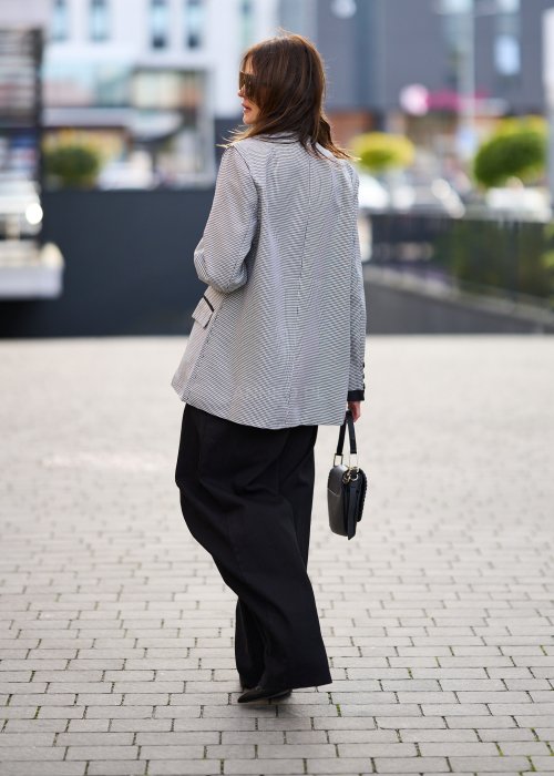 Damska marynarka oversize w drobną czarno-białą kratkę z kontrastowym czarnym kołnierzem i guzikami