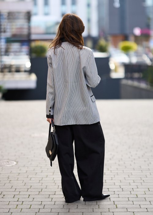 Damska marynarka oversize w drobną czarno-białą kratkę z kontrastowym czarnym kołnierzem i guzikami