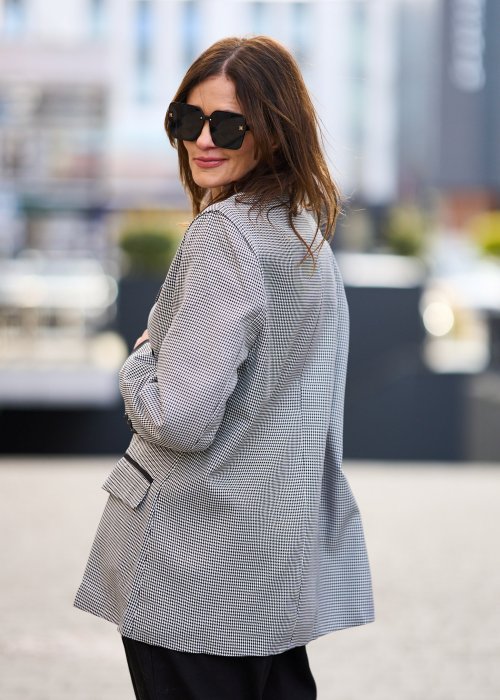 Damska marynarka oversize w drobną czarno-białą kratkę z kontrastowym czarnym kołnierzem i guzikami