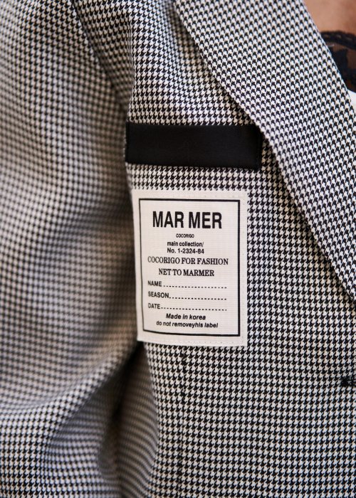 Damska marynarka oversize w drobną czarno-białą kratkę z kontrastowym czarnym kołnierzem i guzikami