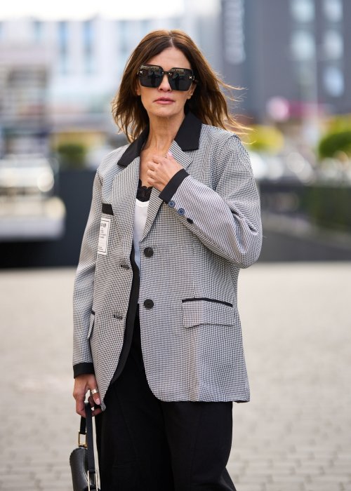 Damska marynarka oversize w drobną czarno-białą kratkę z kontrastowym czarnym kołnierzem i guzikami