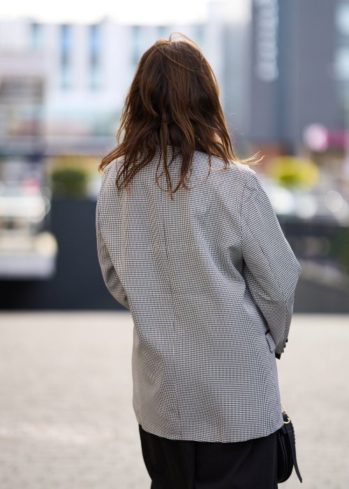 Damska marynarka oversize w drobną czarno-białą kratkę z kontrastowym czarnym kołnierzem i guzikami