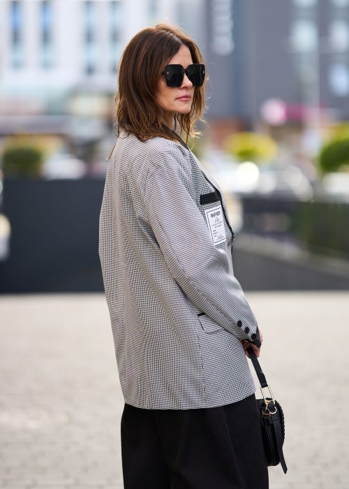 Damska marynarka oversize w drobną czarno-białą kratkę z kontrastowym czarnym kołnierzem i guzikami