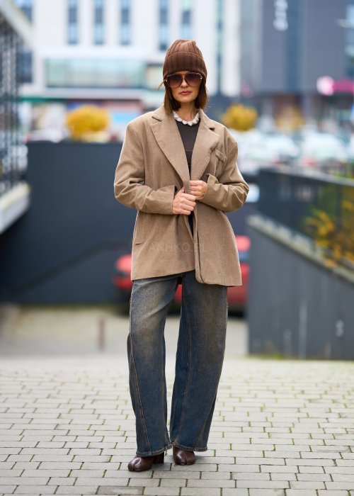 Beżowa marynarka damska z prążkowanego sztruksu, fason oversize, klasyczny kołnierz i guziki