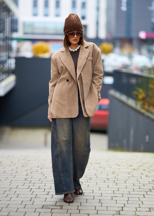 Beżowa marynarka damska z prążkowanego sztruksu, fason oversize, klasyczny kołnierz i guziki