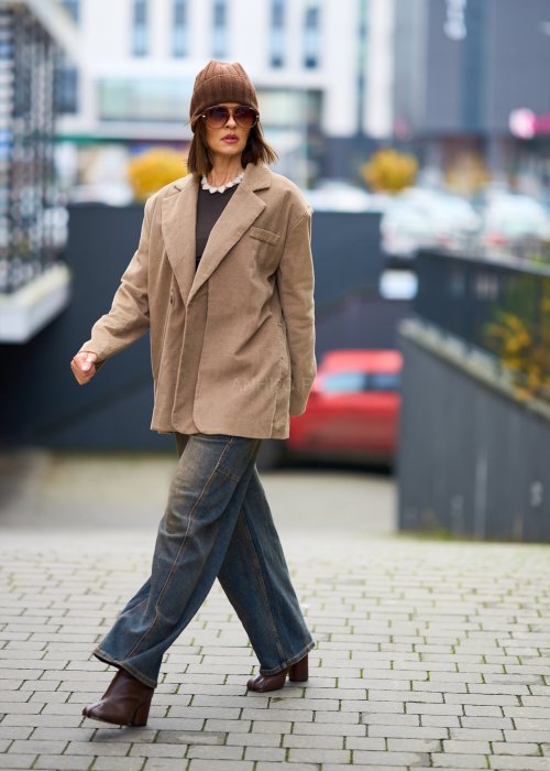 Beżowa marynarka damska z prążkowanego sztruksu, fason oversize, klasyczny kołnierz i guziki