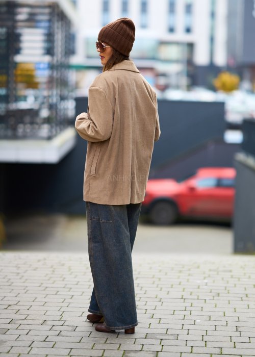 Beżowa marynarka damska z prążkowanego sztruksu, fason oversize, klasyczny kołnierz i guziki