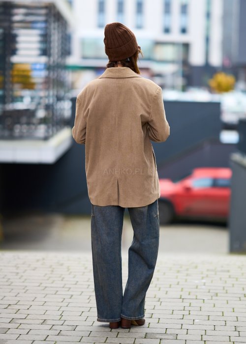 Beżowa marynarka damska z prążkowanego sztruksu, fason oversize, klasyczny kołnierz i guziki