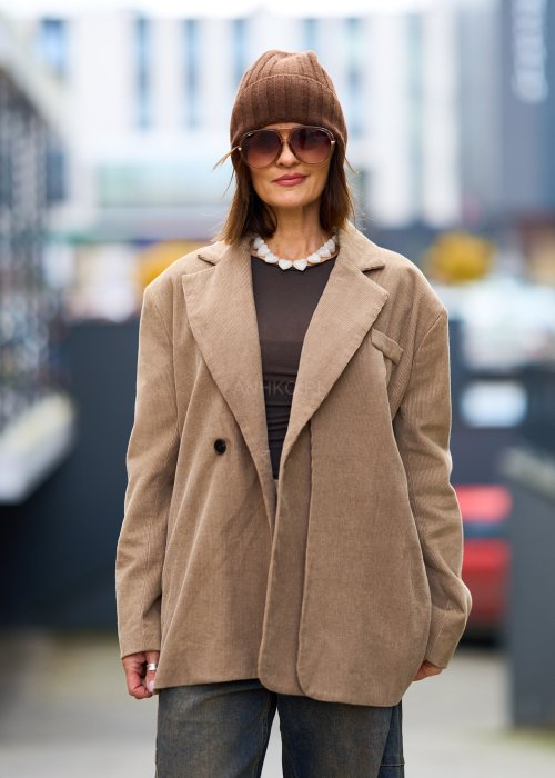 Beżowa marynarka damska z prążkowanego sztruksu, fason oversize, klasyczny kołnierz i guziki