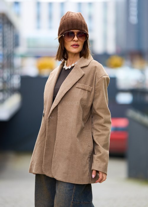 Beżowa marynarka damska z prążkowanego sztruksu, fason oversize, klasyczny kołnierz i guziki