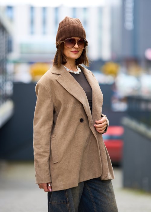 Beżowa marynarka damska z prążkowanego sztruksu, fason oversize, klasyczny kołnierz i guziki