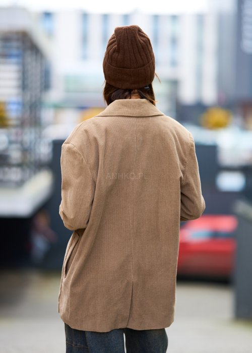 Beżowa marynarka damska z prążkowanego sztruksu, fason oversize, klasyczny kołnierz i guziki