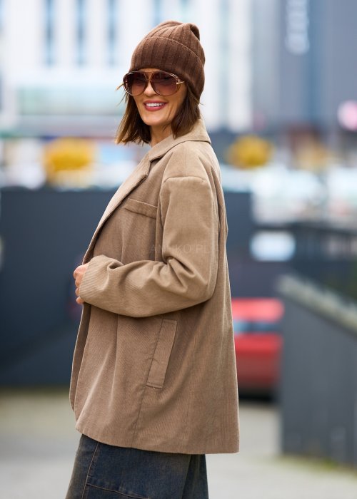 Beżowa marynarka damska z prążkowanego sztruksu, fason oversize, klasyczny kołnierz i guziki