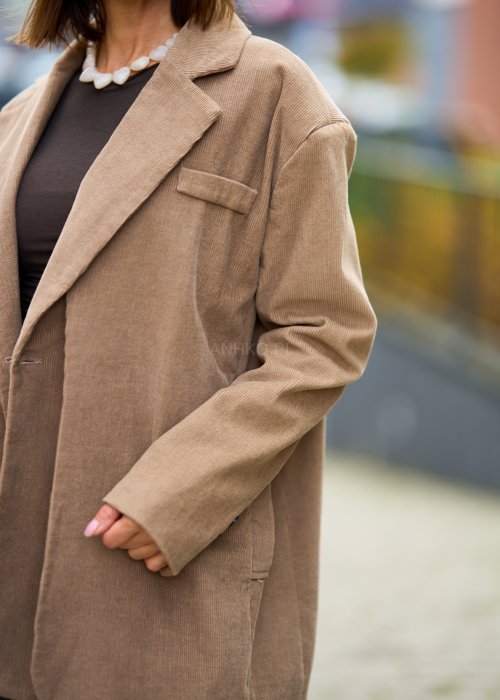 Beżowa marynarka damska z prążkowanego sztruksu, fason oversize, klasyczny kołnierz i guziki