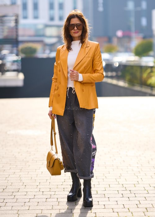 Musztardowa marynarka damska o klasycznym kroju z klapami i guzikami, elegancki styl casual