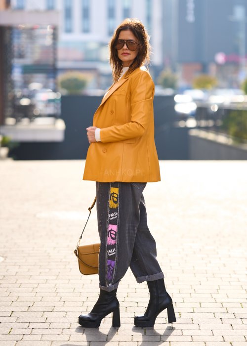 Musztardowa marynarka damska o klasycznym kroju z klapami i guzikami, elegancki styl casual