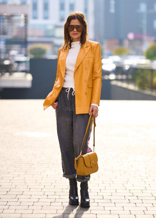 Musztardowa marynarka damska o klasycznym kroju z klapami i guzikami, elegancki styl casual