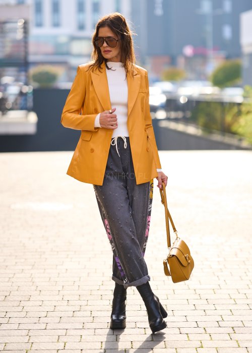 Musztardowa marynarka damska o klasycznym kroju z klapami i guzikami, elegancki styl casual