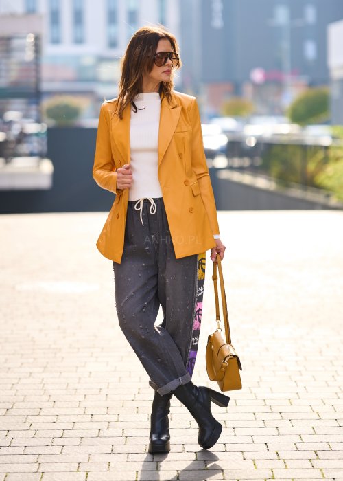 Musztardowa marynarka damska o klasycznym kroju z klapami i guzikami, elegancki styl casual