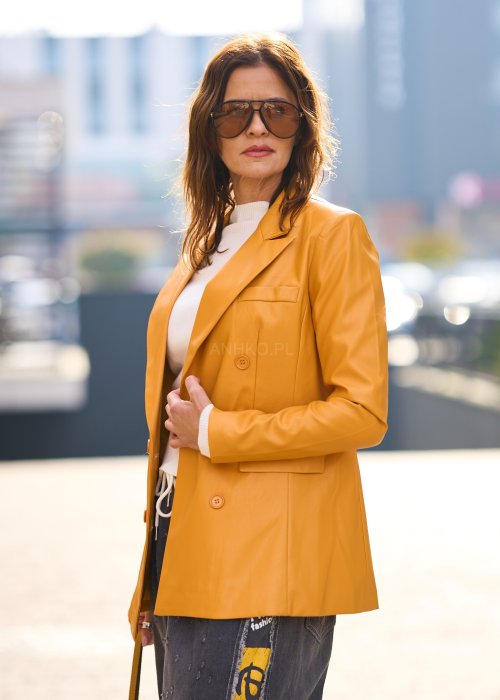 Musztardowa marynarka damska o klasycznym kroju z klapami i guzikami, elegancki styl casual