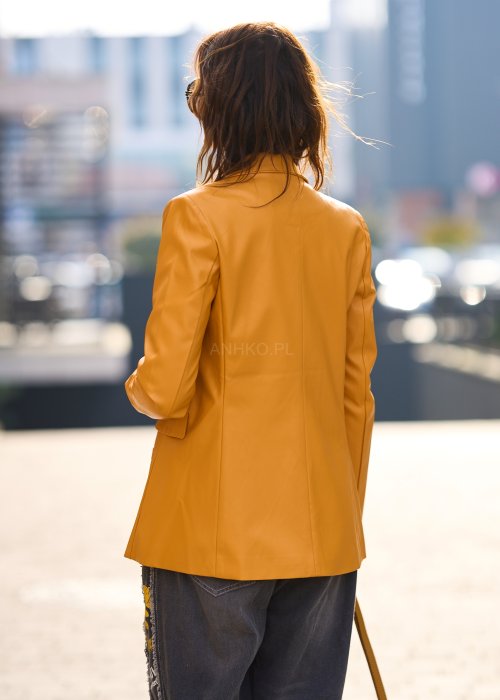 Musztardowa marynarka damska o klasycznym kroju z klapami i guzikami, elegancki styl casual