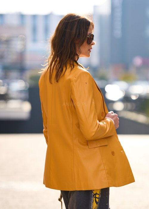 Musztardowa marynarka damska o klasycznym kroju z klapami i guzikami, elegancki styl casual