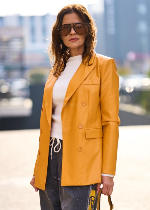 Musztardowa marynarka damska o klasycznym kroju z klapami i guzikami, elegancki styl casual