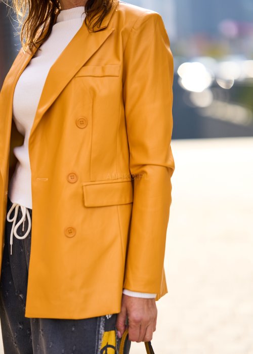 Musztardowa marynarka damska o klasycznym kroju z klapami i guzikami, elegancki styl casual
