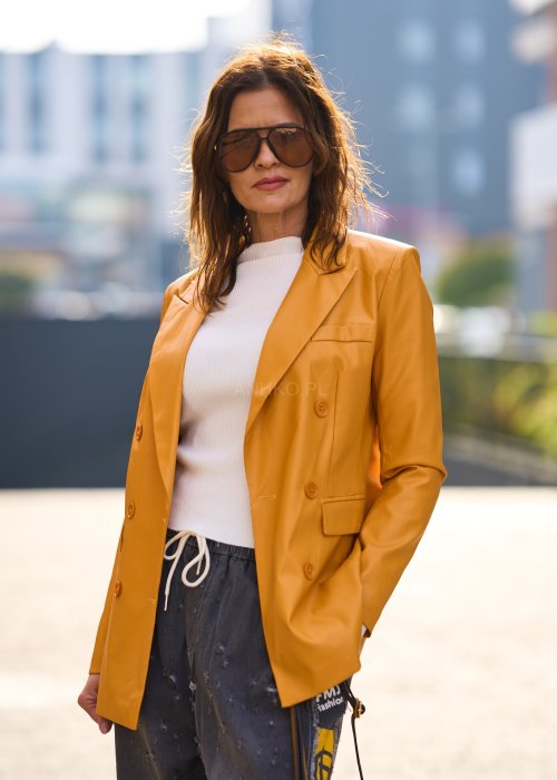 Musztardowa marynarka damska o klasycznym kroju z klapami i guzikami, elegancki styl casual