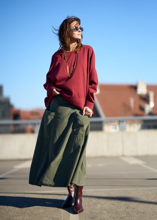 Długi łańcuszek o wężykowej strukturze, zapinany na złoty karabińczyk z możliwością regulacji długości.