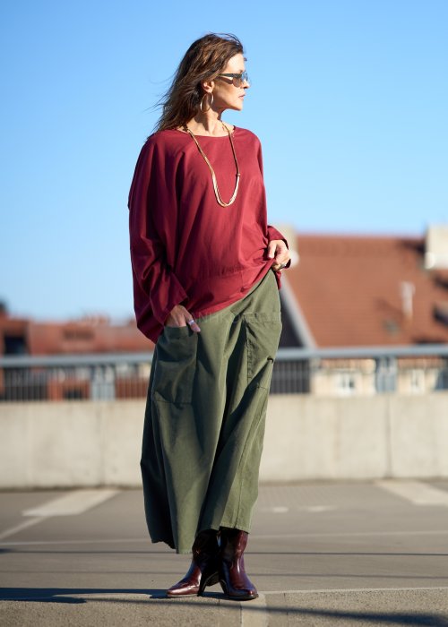 Długi łańcuszek o wężykowej strukturze, zapinany na złoty karabińczyk z możliwością regulacji długości.