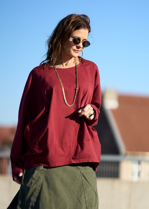 Długi łańcuszek o wężykowej strukturze, zapinany na złoty karabińczyk z możliwością regulacji długości.