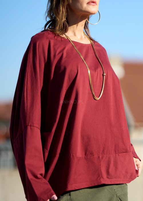 Długi łańcuszek o wężykowej strukturze, zapinany na złoty karabińczyk z możliwością regulacji długości.