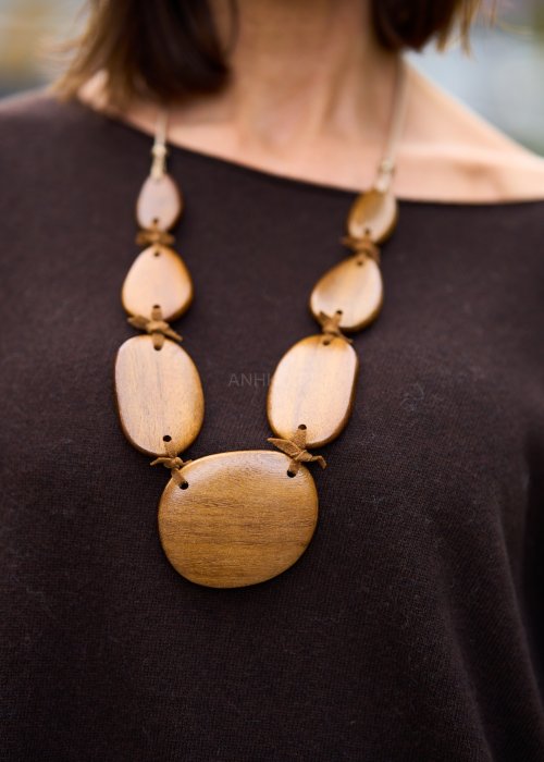 Drewniany naszyjnik z dużych owalnych elementów