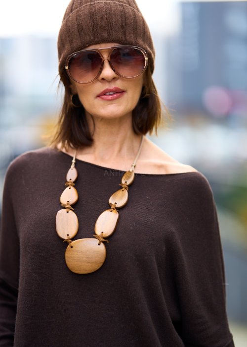 Drewniany naszyjnik z dużych owalnych elementów