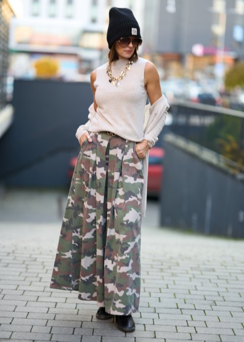 Złoty naszyjnik z dużymi ogniwami i zawieszkami w kształcie serc oraz medalionów. Efektowna biżuteria damska podkreślająca szyję i uzupełniająca elegancką stylizację.