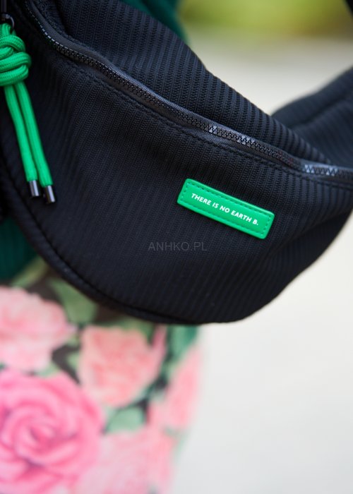 Czarna materiałowa nerka o strukturze prążkowanej z zielonym akcentem i regulowanym paskiem