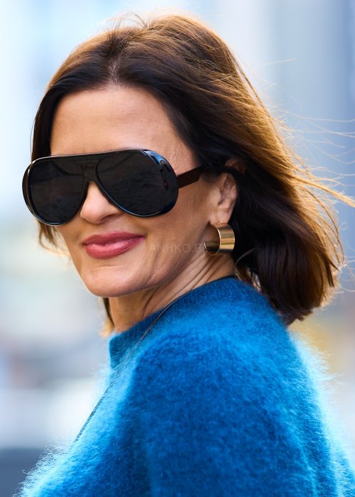 Czarne oversize’owe okulary przeciwsłoneczne o masywnej oprawie w nowoczesnym stylu