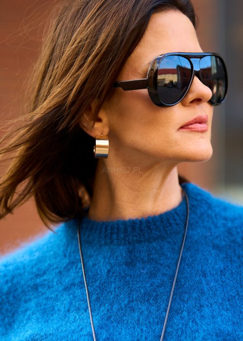 Czarne oversize’owe okulary przeciwsłoneczne o masywnej oprawie w nowoczesnym stylu