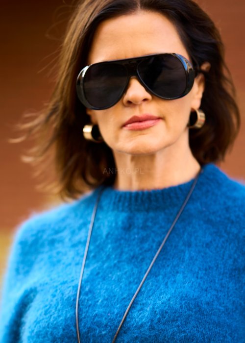 Czarne oversize’owe okulary przeciwsłoneczne o masywnej oprawie w nowoczesnym stylu