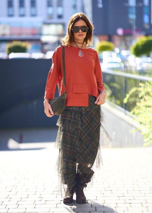 Tiulowa spódnica maxi w kratę w odcieniach zieleni i brązu z falbanami warstwowymi, styl boho